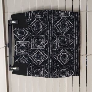M Patterned Skirt w Zipper B&W
